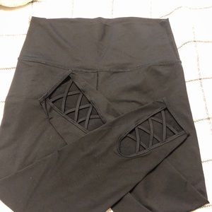 Arie quarter leggings with design on back of leg!